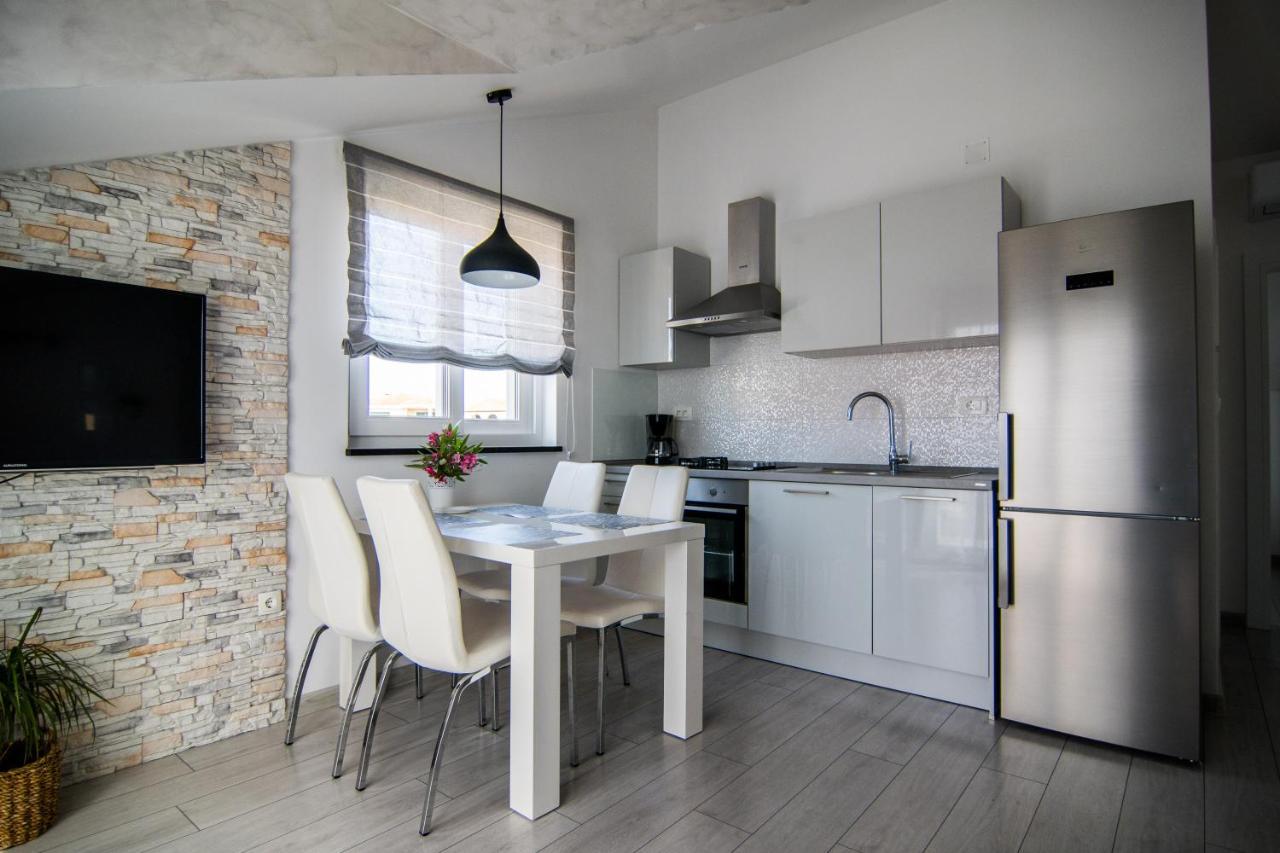 Apartments Up&Up Рогозница Экстерьер фото