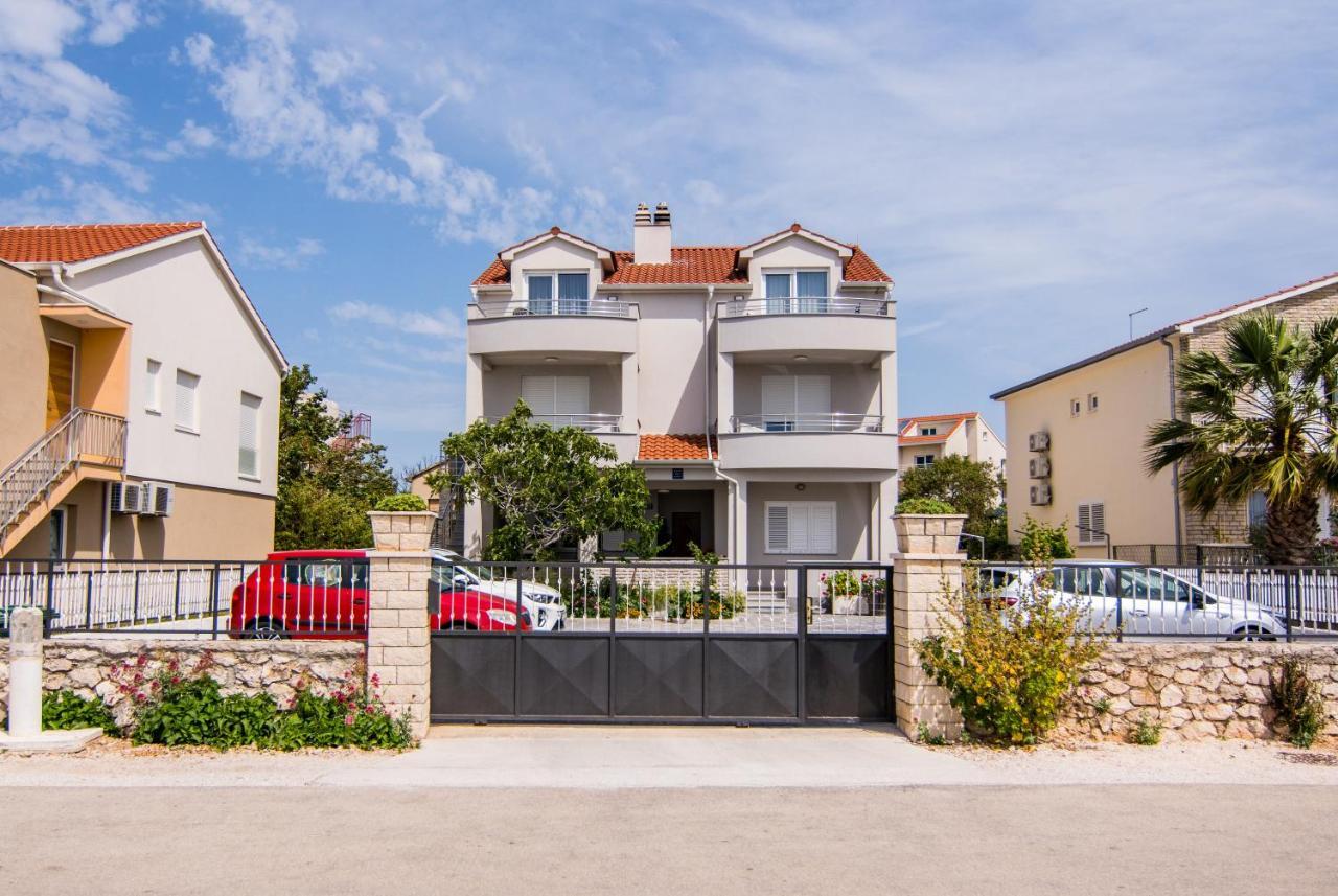 Apartments Up&Up Рогозница Экстерьер фото
